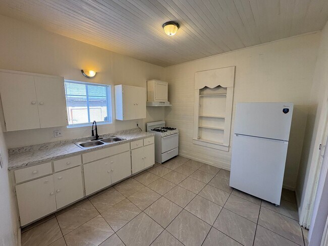 Building Photo - 4093