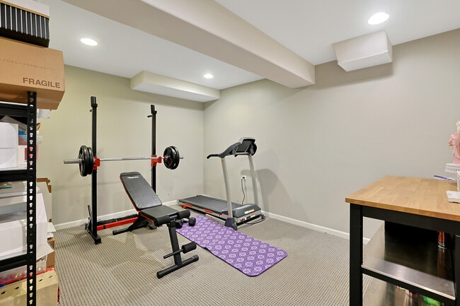 Building Photo - 2655 Molitor Rd