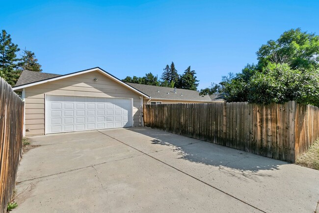 Building Photo - 833 Ponderosa Dr