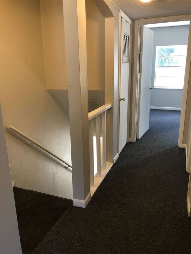 Building Photo - 2bedrooms Available June 2025 in Palms West