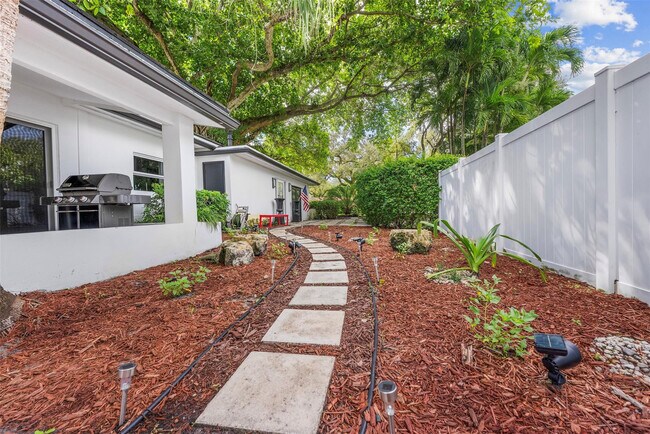 Building Photo - 1221 SW 18th St