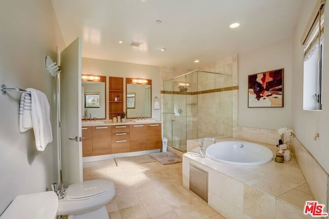 Building Photo - 8788 Shoreham Dr