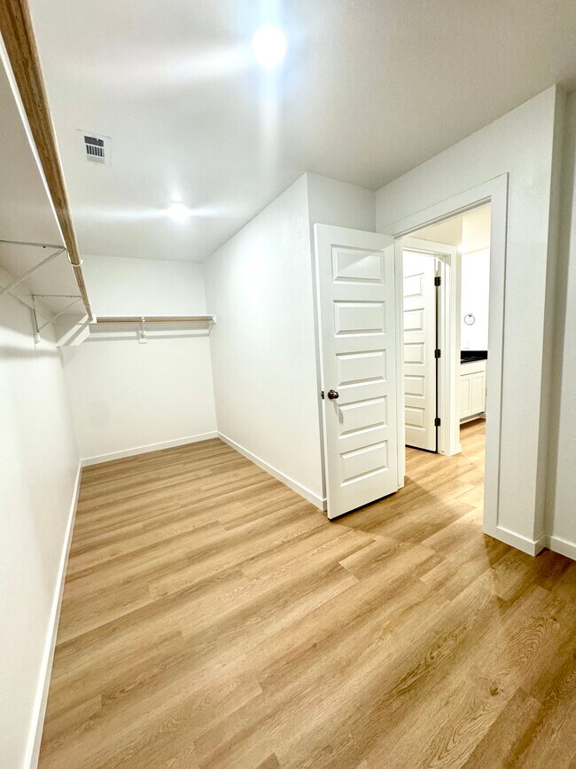 Building Photo - 5382 Selah St