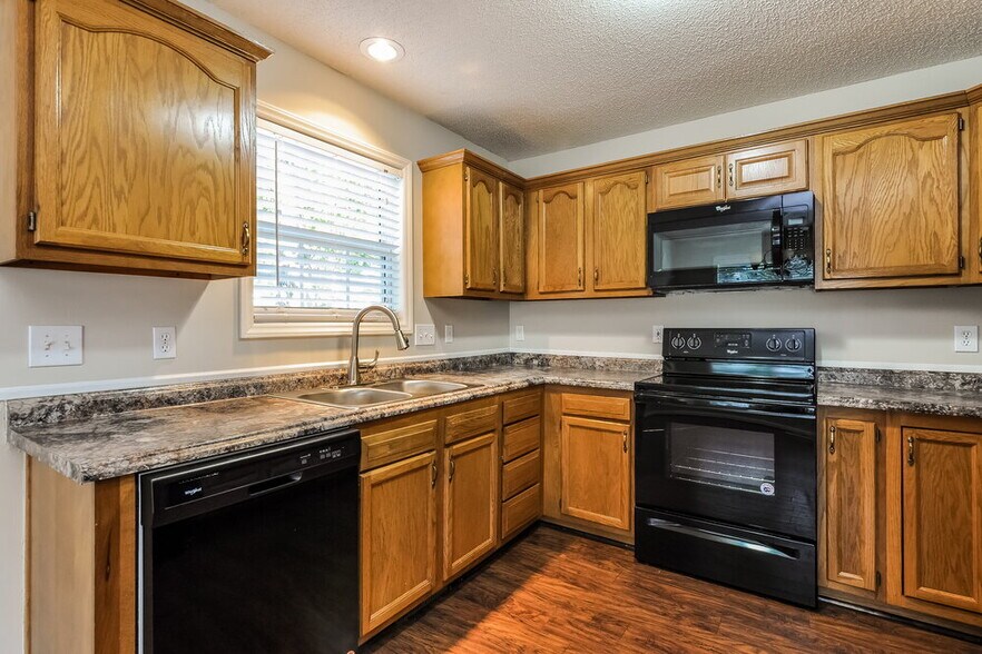 Building Photo - 1501 Poplar Ridge Rd