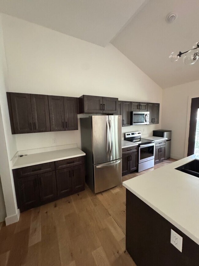 Building Photo - 103 E Pine St