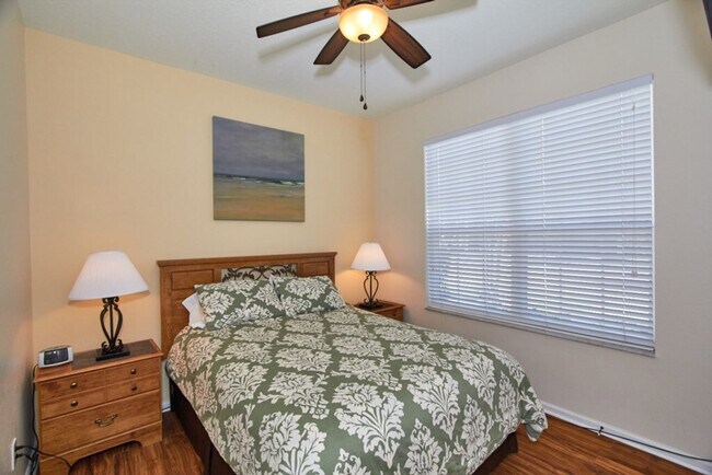Building Photo - 2330 Silver Palm Dr