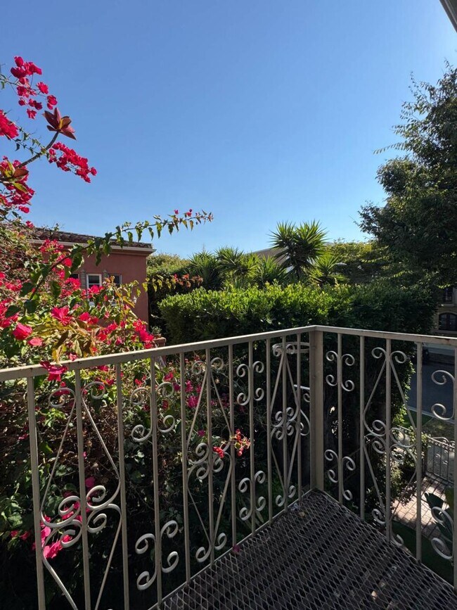 Building Photo - 2.0 bedroom in Beverly Hills California 90212
