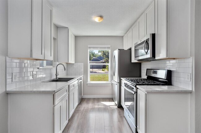 Building Photo - 12321 Emery Oaks Rd