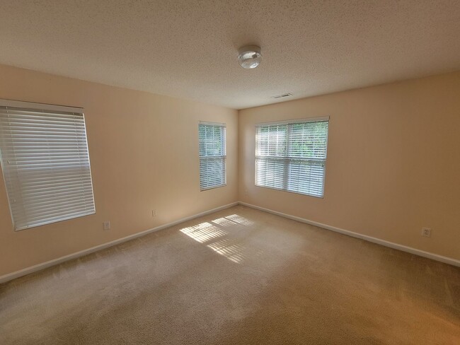 Building Photo - 142 Queensberry Ct