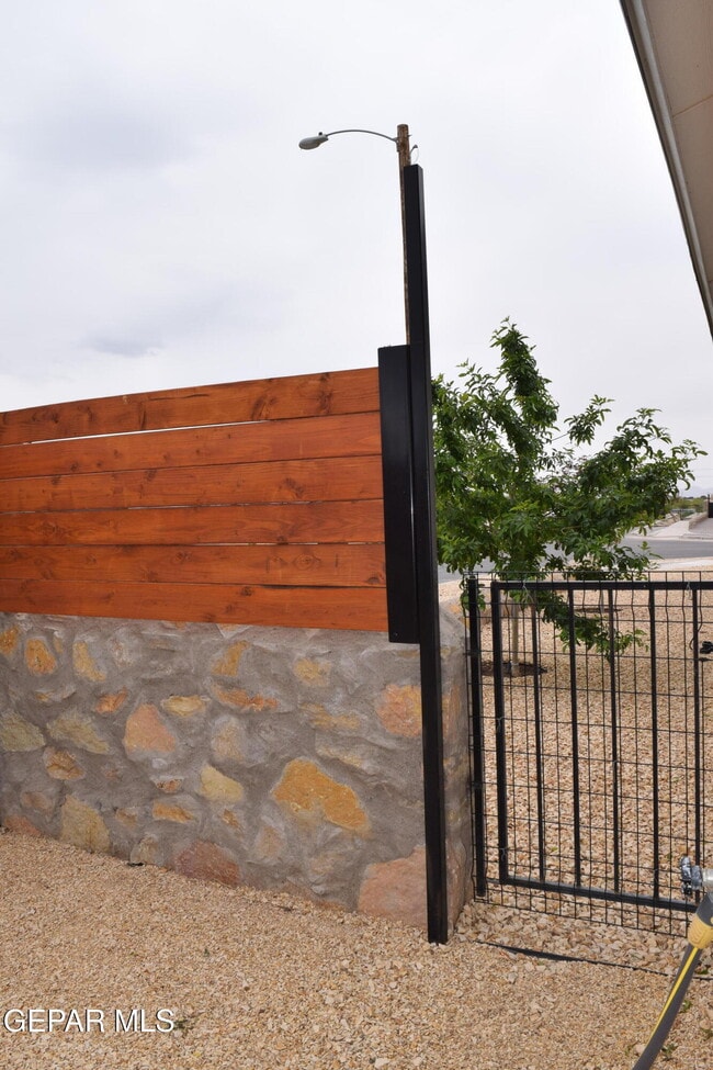 Building Photo - 355 Sol Ct