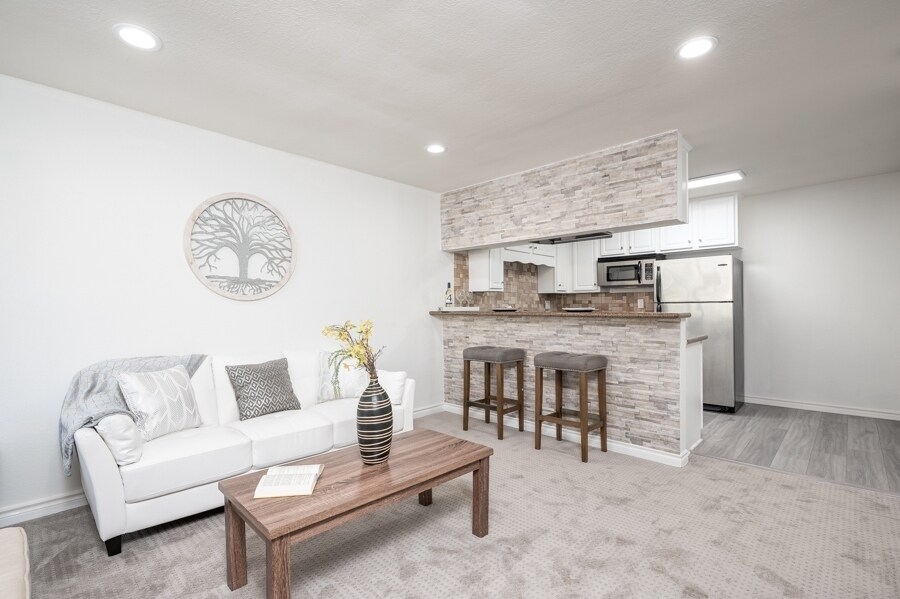 Building Photo - 1681 Bayview Heights Dr