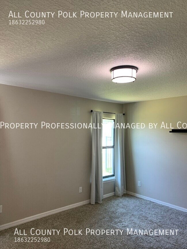 Building Photo - Lakeland Oasis! 3 Bedroom Duplex in Villag...