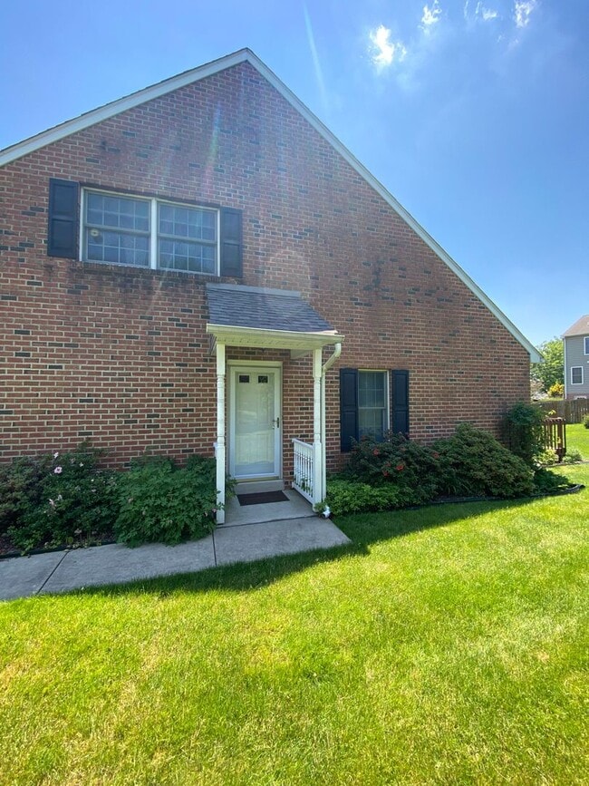 Building Photo - Beautiful 3 BR End Unit Townhouse in Summit Hills!