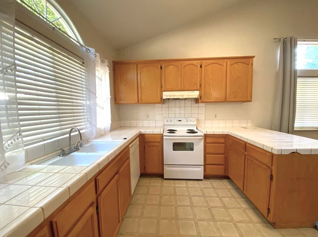 Building Photo - 3125 Campus Dr