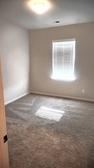 Building Photo - Room in Townhome on Grays Ml Rd