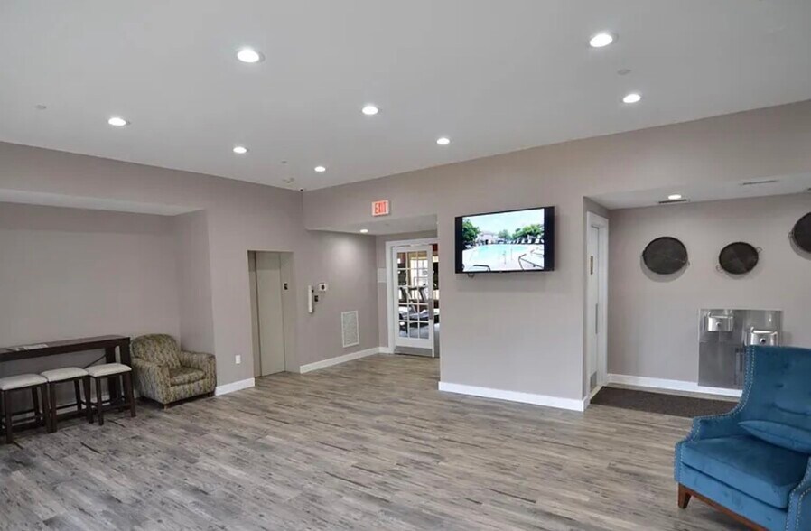 Building Photo - 1707 Ascot Way