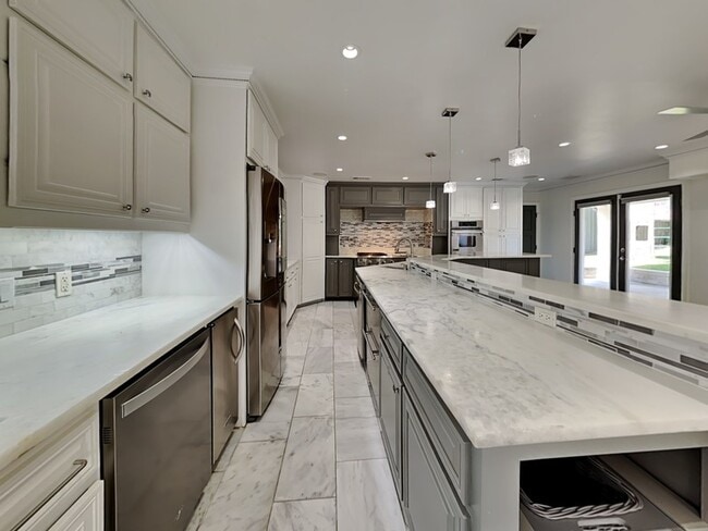 Building Photo - 6915 Forestglade Cir