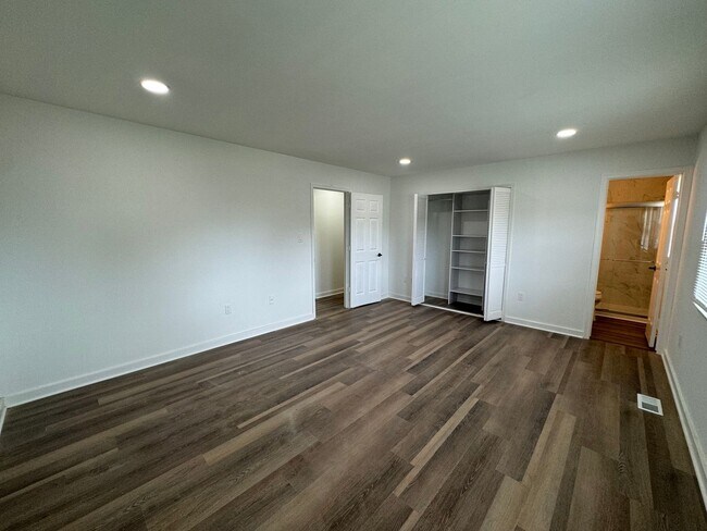 Building Photo - Spacious 5 Bed 3 Bath Home Walking Distanc...