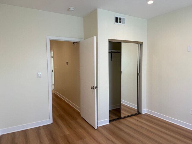Building Photo - 2514 S Palm Grove Ave