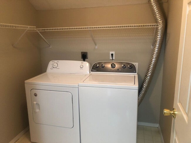 Building Photo - Extremely sharp 3BR 2.5 bath townhouse in ...