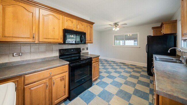 Building Photo - 407 E Lavender Ave