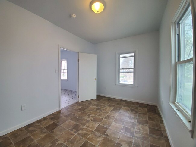 Building Photo - 407 S 8th St