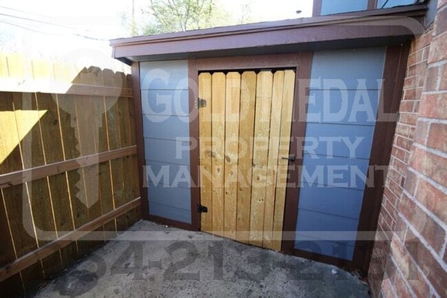 Building Photo - A charming 2-bedroom, 1.5-bathroom townhome now available for rent!