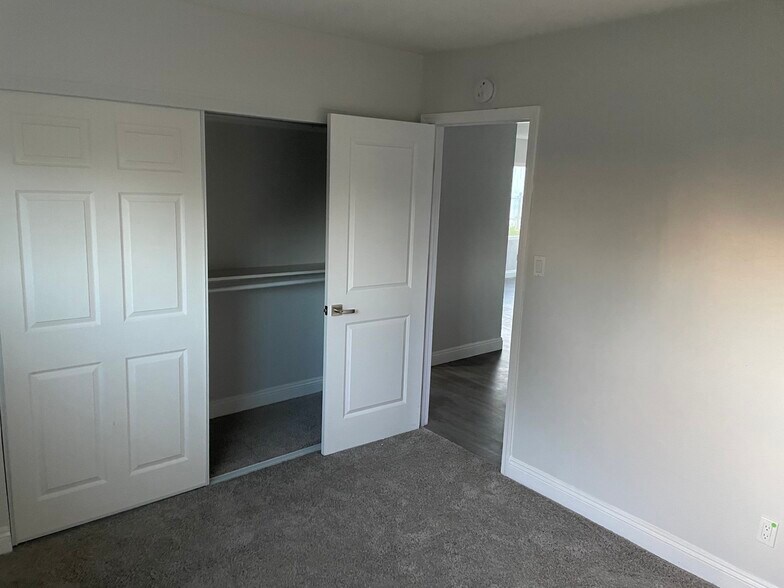 Building Photo - 1222 Willowside Ter