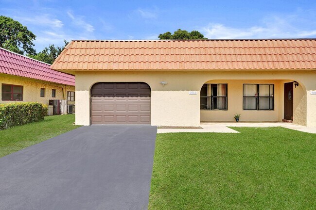 Building Photo - 7010-7012 NW 78th Ave