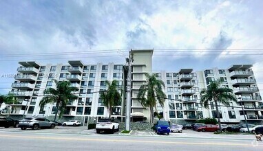 Building Photo - 9800 W Bay Harbor Dr