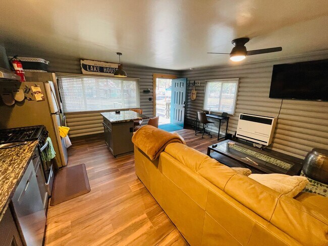 Building Photo - Fully Furnished 1 bed 1 bath unit available for short term rental - 30 day minimum
