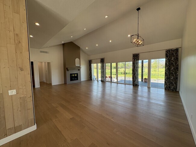 Building Photo - 5240 E Lake Creek Rd