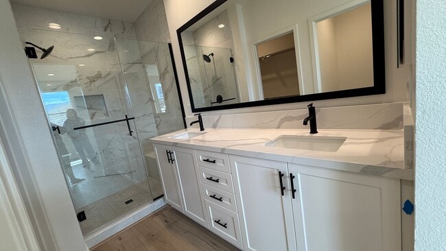 Building Photo - Stunning 3 bedroom, 2.5 bathrooms, 2 story...