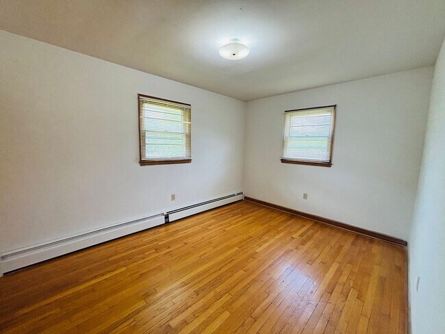 Building Photo - 208 Broce Dr