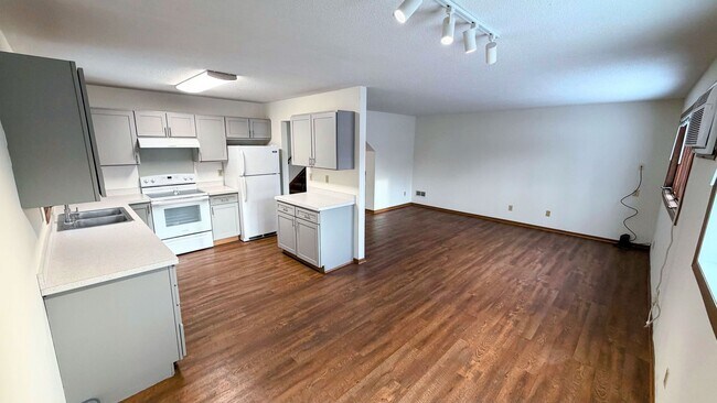 Building Photo - Spacious 3-Bedroom 1-Bathroom!