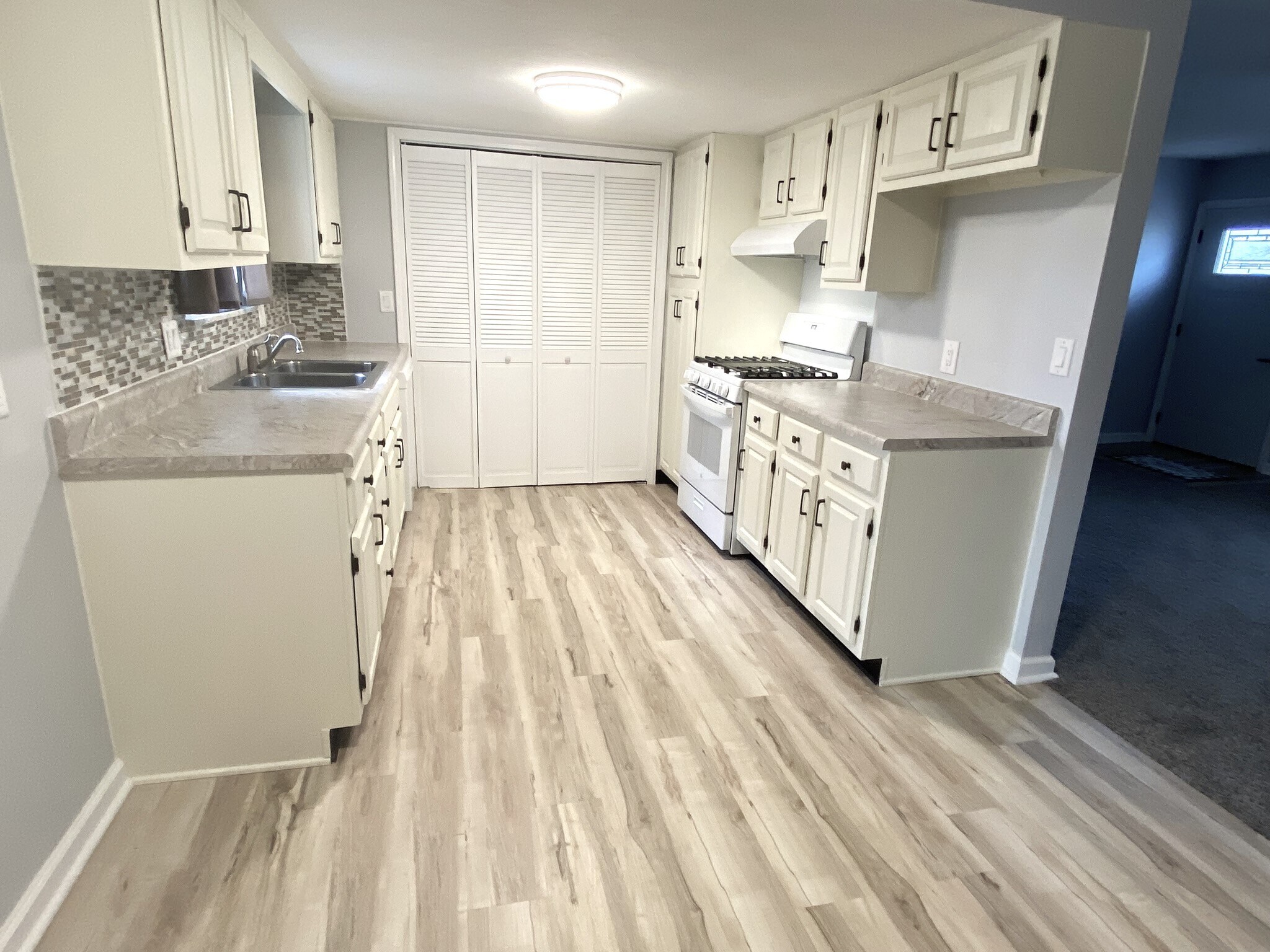 new flooring/paint/appliances - 20 Mesa Rd