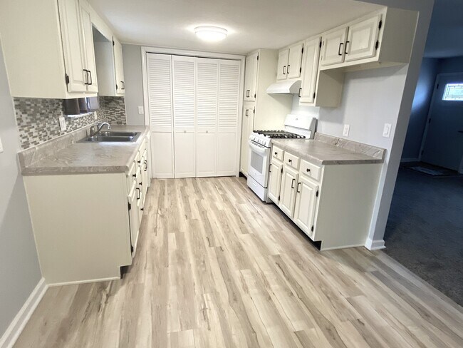 new flooring/paint/appliances - 20 Mesa Rd