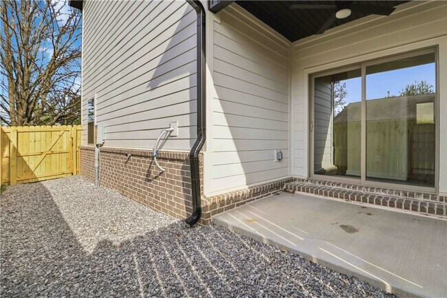 Building Photo - 3406 SE K St