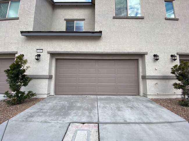 Primary Photo - 3 BED , 2.5 BA. -- Gated community! w/ 2 C...