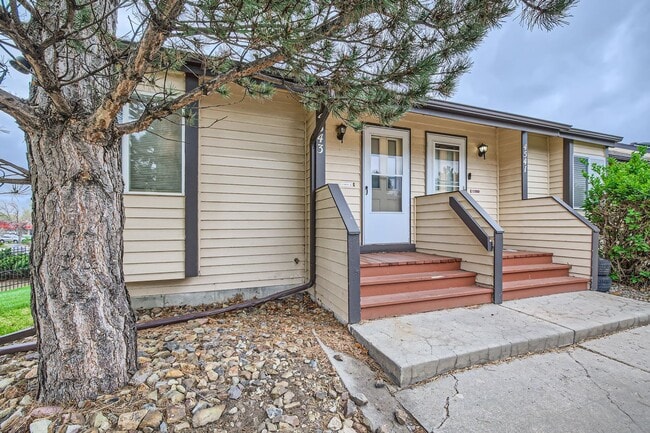 Building Photo - 2 Bedroom, 1 1/2 Half Bath, End Unit Townhome!