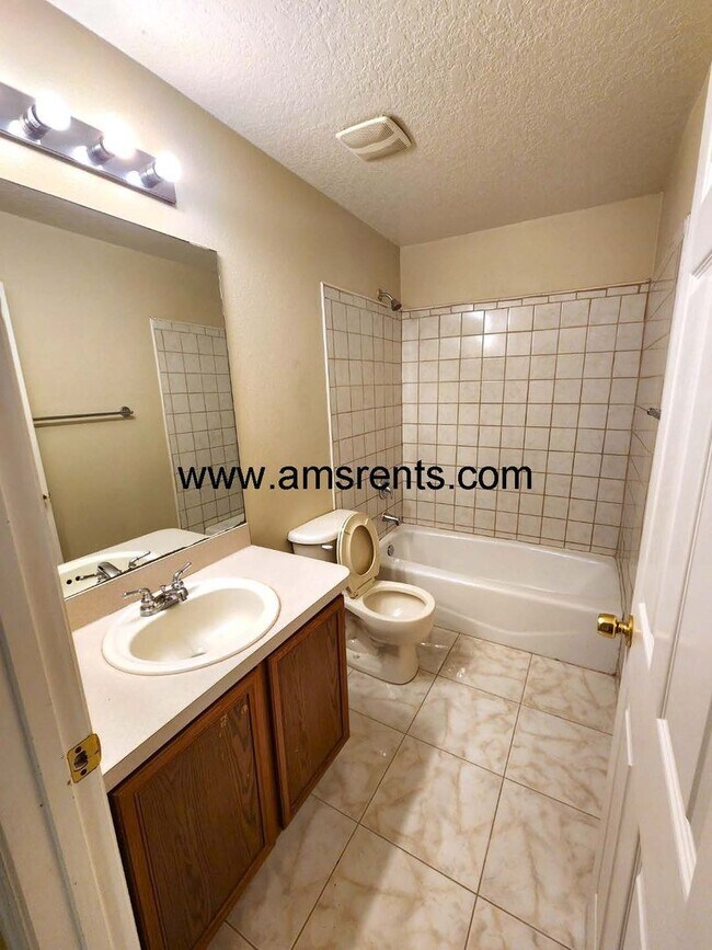 Building Photo - Large 4/2 Home With 2 Car Garage In Poinciana