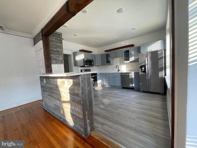 Building Photo - 114 Levering St
