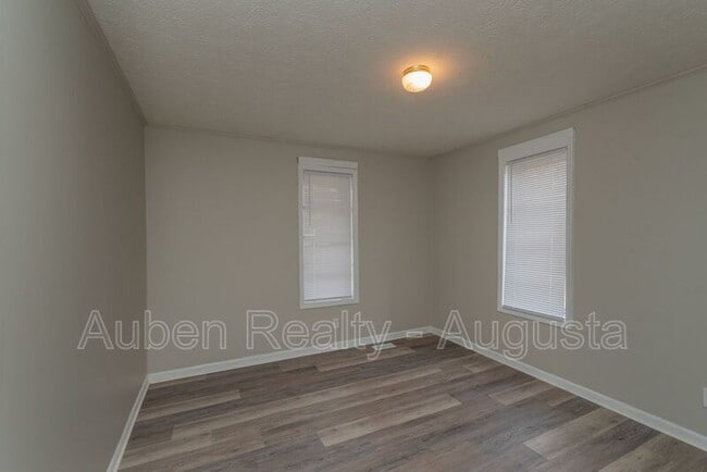 Building Photo - 102 Curry St
