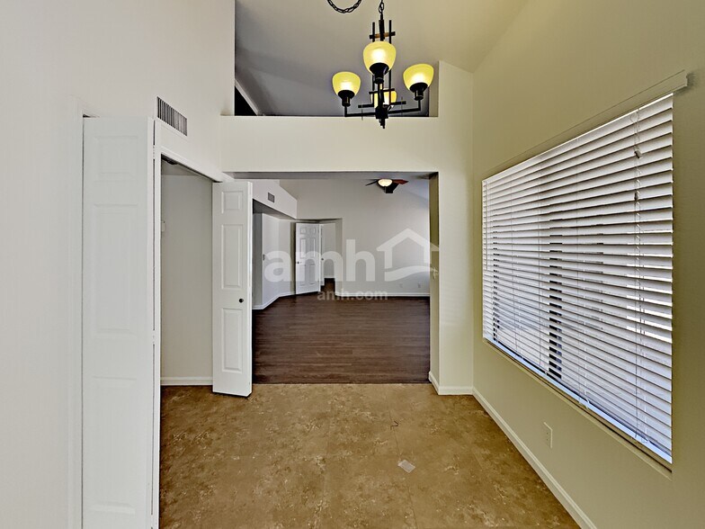 Building Photo - 11106 E Becker Ln