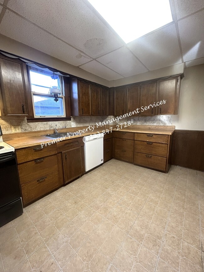 Building Photo - 979 King St