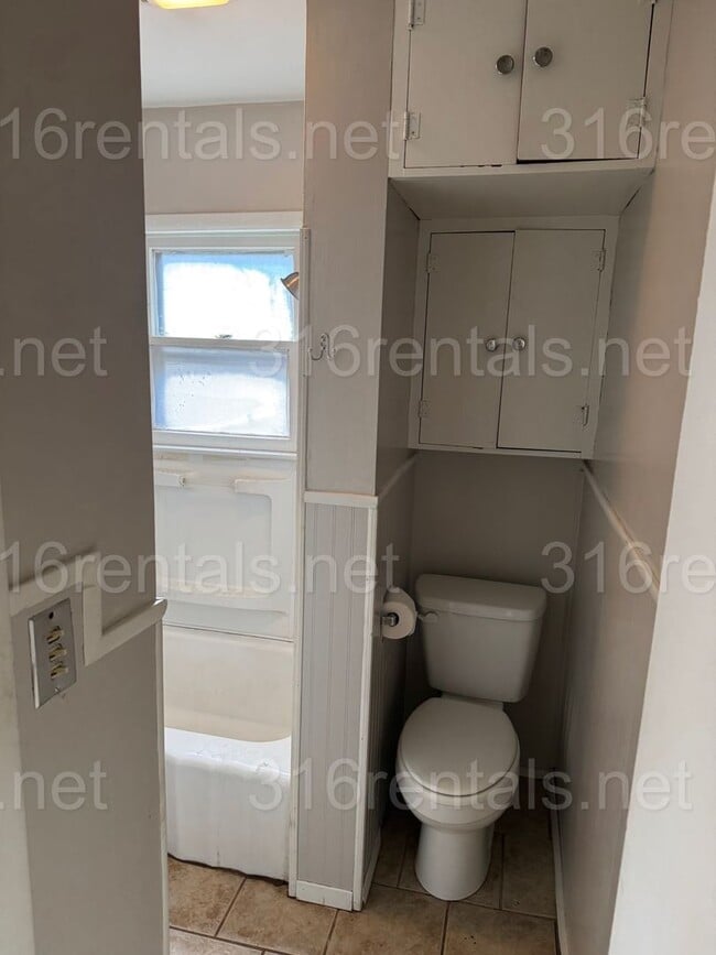 Building Photo - 3 Bedroom 1 bath house available now