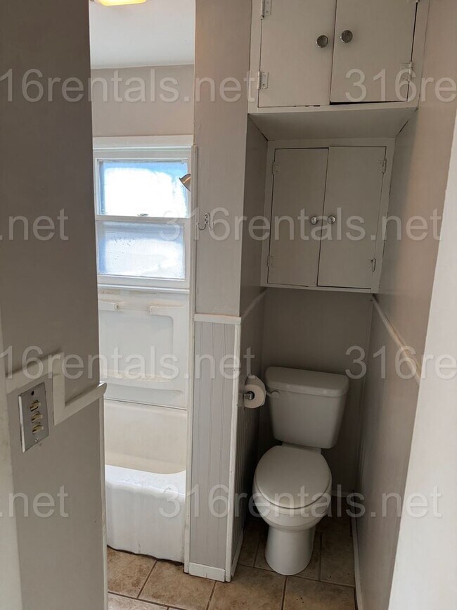 Building Photo - 303 N Emporia St