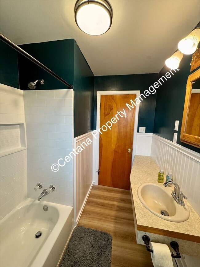 Building Photo - 2 Bedroom one Bath with large Yard located on the flats.