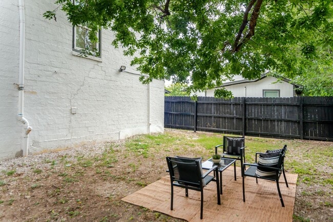 Building Photo - 2737 Stuart Dr