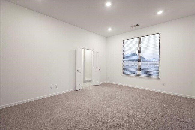 Building Photo - 4042 Champlain Wy